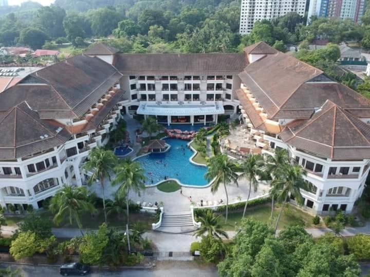 The Orient Star Resort Лумут Экстерьер фото